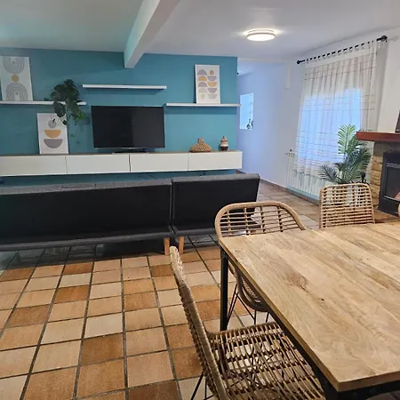 Mequedo Canas Nyaraló *